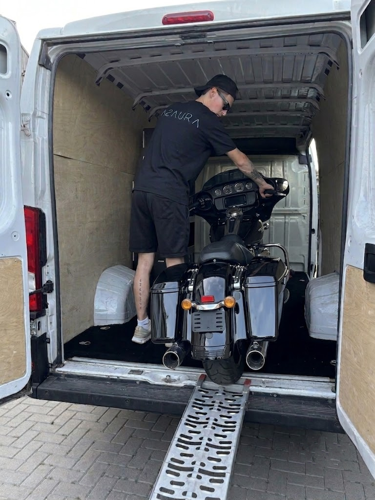 Harley-Davidson motociklo pakrovimas į ASAURA mikroautobusą